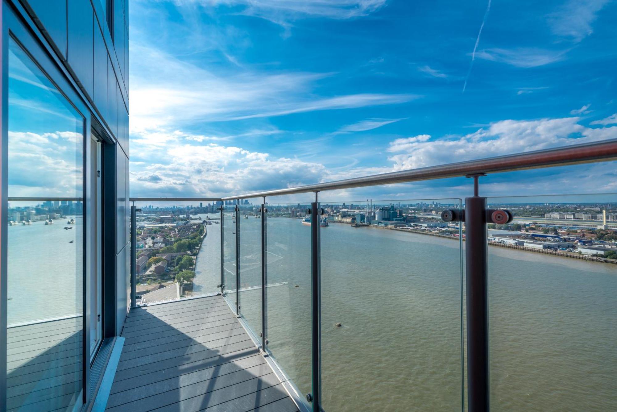 Skyvillion - London River Thames Top Floor Apartments By Woolwich Ferry, Mins To London Excel, O2 Arena , London City Airport With Parking Exterior foto