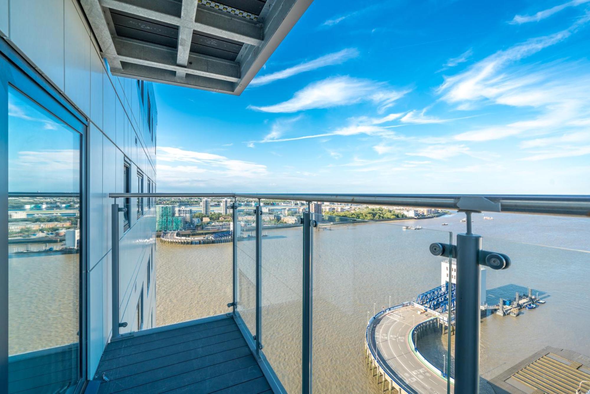 Skyvillion - London River Thames Top Floor Apartments By Woolwich Ferry, Mins To London Excel, O2 Arena , London City Airport With Parking Exterior foto